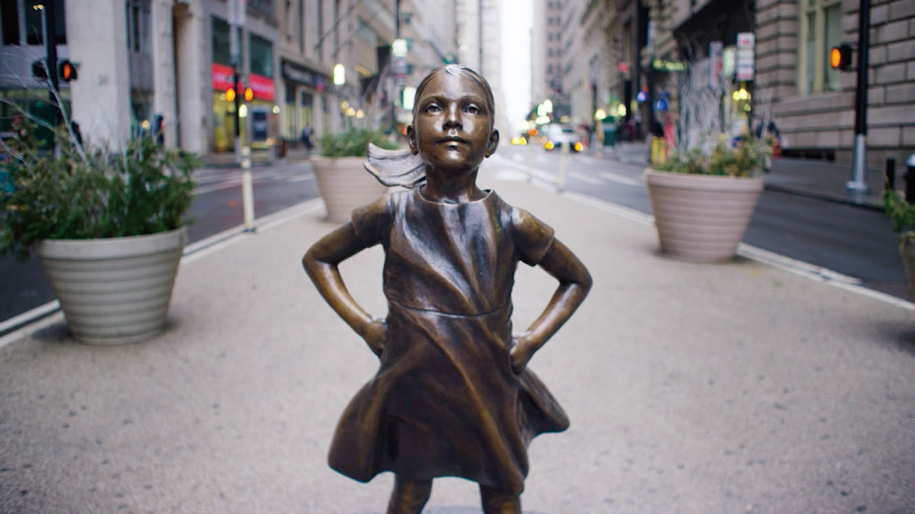 毅然とした立ち姿で 女性の権利を発信する女の子の銅像 Fearless Girl ブレーンデジタル版