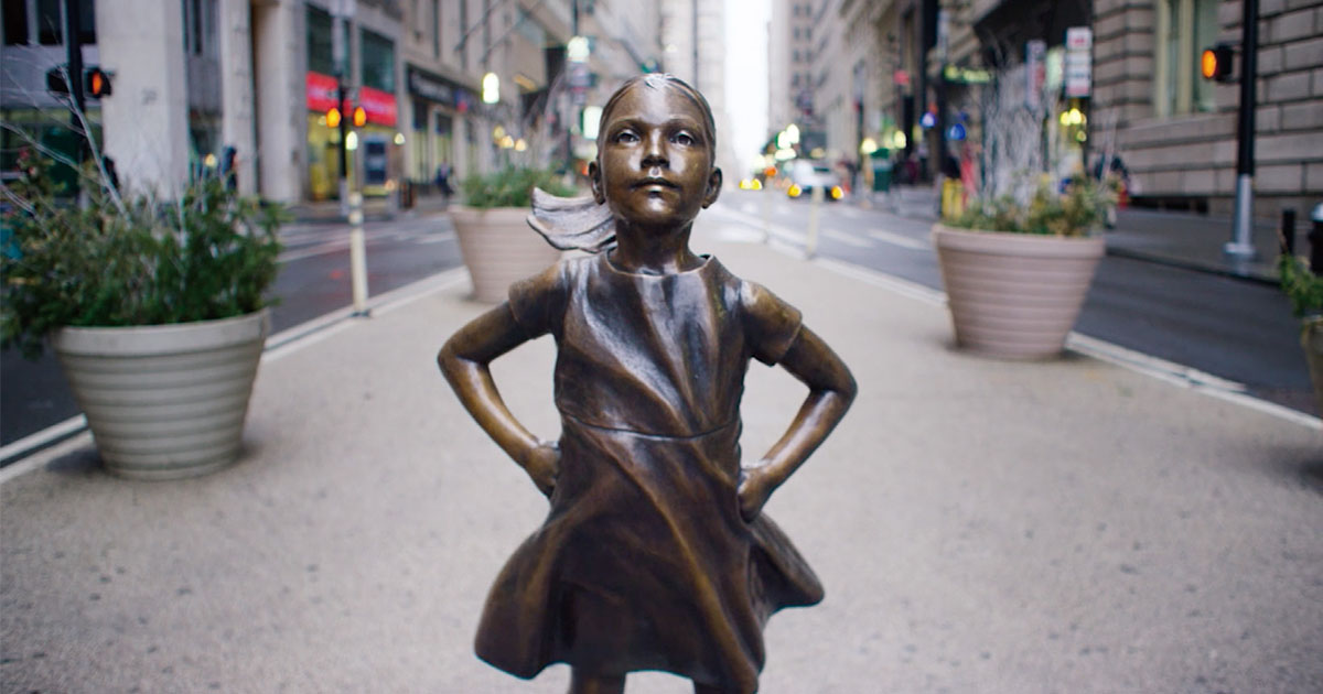 毅然とした立ち姿で 女性の権利を発信する女の子の銅像「FEARLESS GIRL」