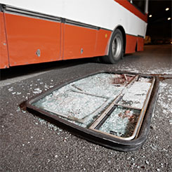 「土下座」謝罪が逆効果に　バス転落事故の広報にみる被害者対応